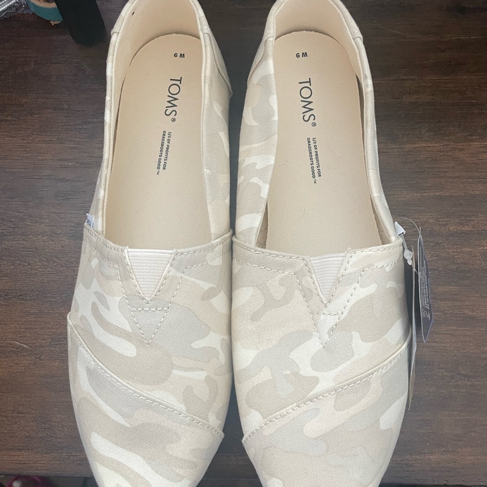 BNWT Size 9 Toms.